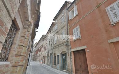 Casa indipendente in posizione centrale con soffit