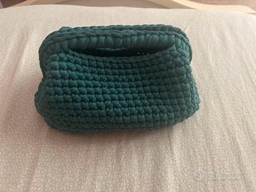 borsa verde scuro all'uncinetto 