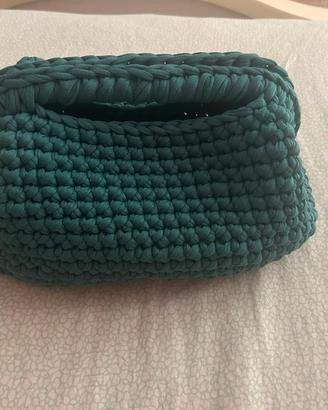 borsa verde scuro all'uncinetto 
