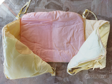 Set paracolpi e lenzuolo sopra