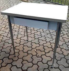 Tavolino vintage in formica