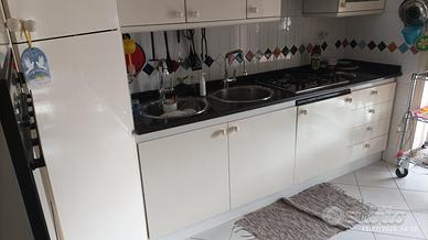 Cucina bianca ad angolo in legno con top in marmo