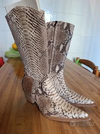 stivali in pelle di pitone