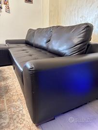 Divano in ecopelle marrone scuro