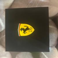 Scuderia Ferrari sportivo con scafola