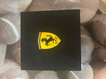 Scuderia Ferrari sportivo con scafola