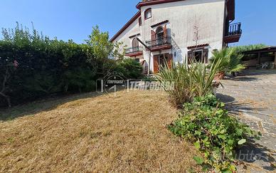 Appartamento piano primo con Giardino in villa