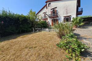 Appartamento piano primo con Giardino in villa