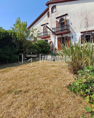 Appartamento piano primo con Giardino in villa