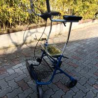 Deambulatore rollator con appoggi antibrachiali