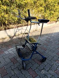 Deambulatore rollator con appoggi antibrachiali