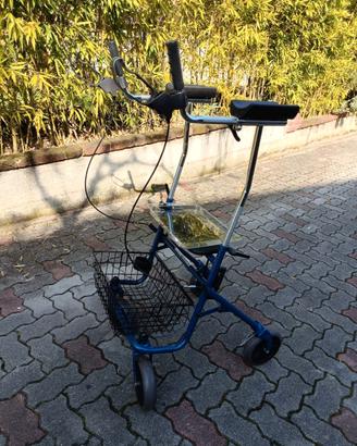 Deambulatore rollator con appoggi antibrachiali