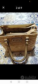 Borsa color oro a mano e a tracolla. 