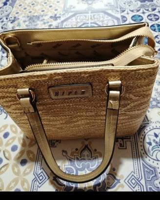 Borsa color oro a mano e a tracolla. 