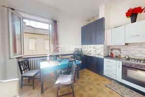 Trilocale con balcone e box auto!