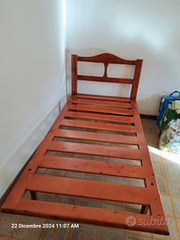 Letto in legno a doghe