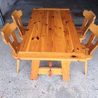 Tavolo e sedie in legno massiccio