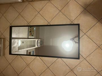 specchio con bordi neri