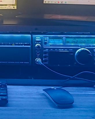 ICOM 735 con accordatore automatico ICOM a 150