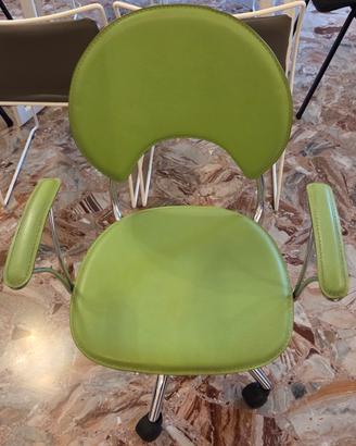 Sedia verde con rotelle