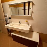 Mobile bagno moderno con lavabo