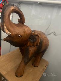Scultura artigianale di un elefante