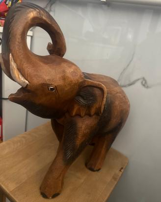 Scultura artigianale di un elefante