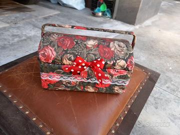 Cesto portaoggetti decorato con un motivo floreale