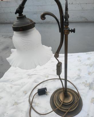 lampada in ottone da tavolo