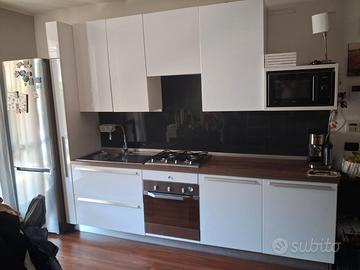 Cucina bianca lucida