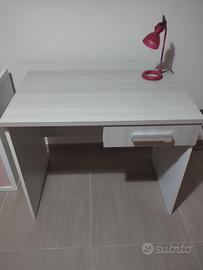 scrivania e sedia