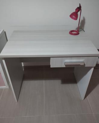 scrivania e sedia