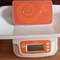 Bilancia pesa neonato