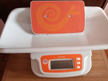 Bilancia pesa neonato