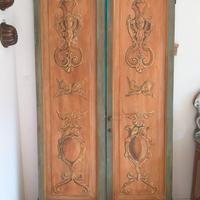 Porta antica dipinta a grottesche