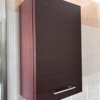 Tre mobili da appendere: una colonna e due pensili