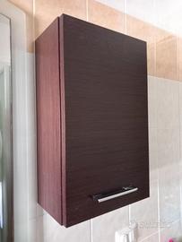 Tre mobili da appendere: una colonna e due pensili