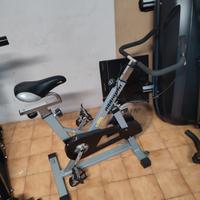 attrezzi cardio spinning bike ellittica palestra 