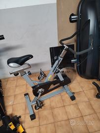 attrezzi cardio spinning bike ellittica palestra 