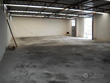 Capannone con parcheggio