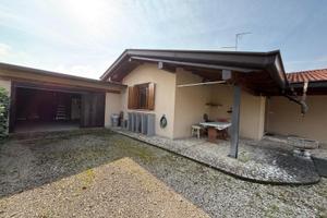 BELLA VILLETTA INDIPENDENTE IMMERSA NEL VERDE