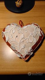 Cuore in tessuto con applicazioni in velluto.