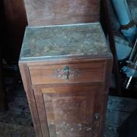 Letto e comodini antichi