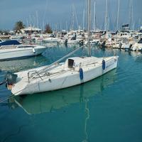 Barca a vela da regata Blusail 24