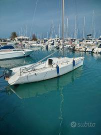 Barca a vela da regata Blusail 24
