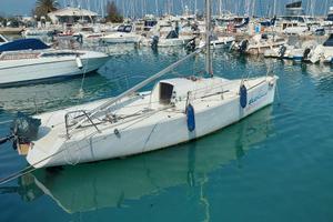Barca a vela da regata Blusail 24