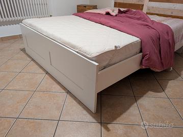 Letto matrimoniale (materasso e doghe in legno)