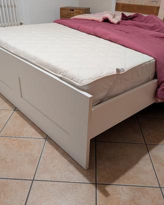 Letto matrimoniale (materasso e doghe in legno)