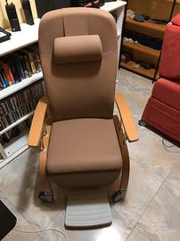 Poltrona in legno con rotelle