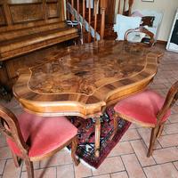 tavolo e cassettiera con specchio